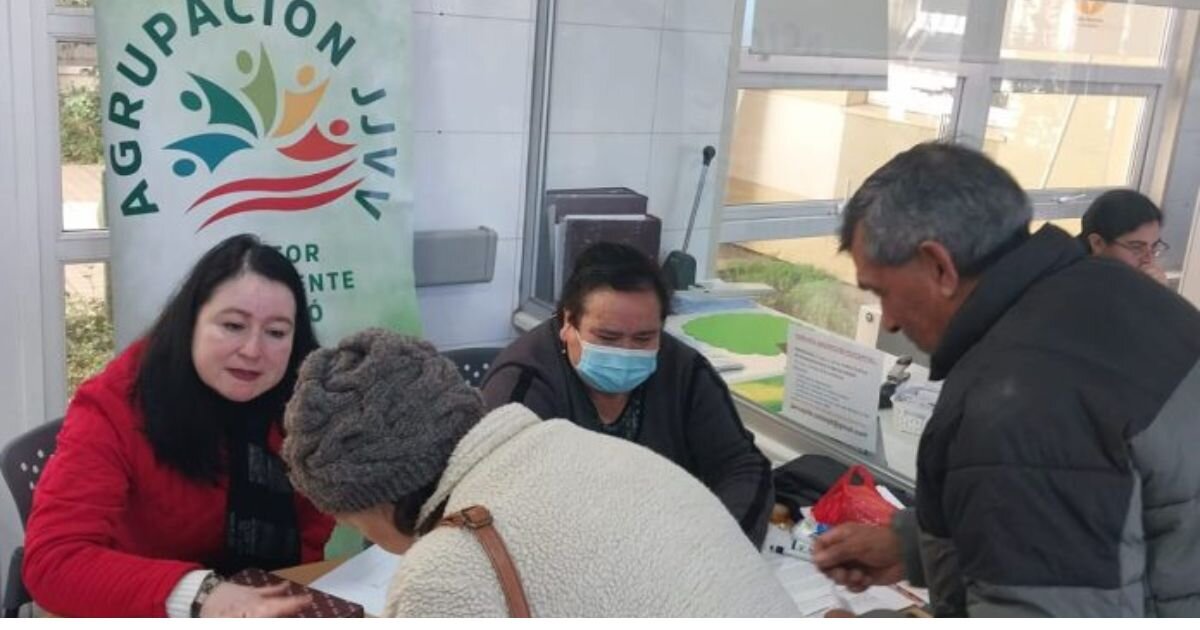 Presidenta de Juntas de Vecinos Nororiente de Curicó entrega firmas a ...
